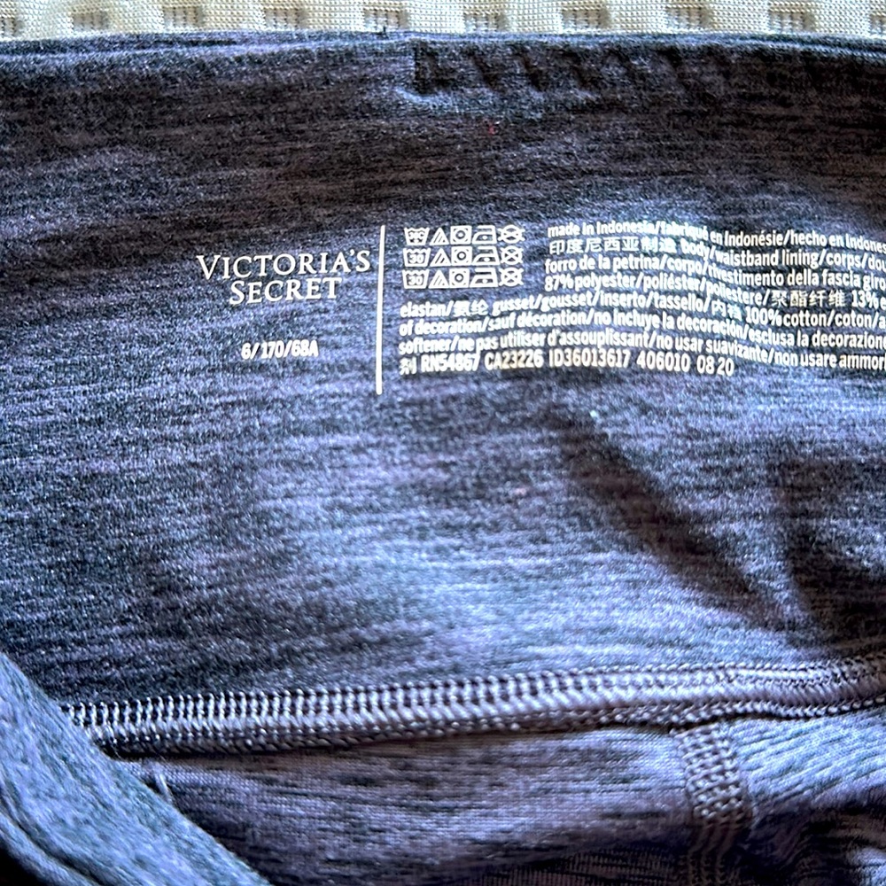 Victoria’s Secret size 6, super soft leggings with pockets